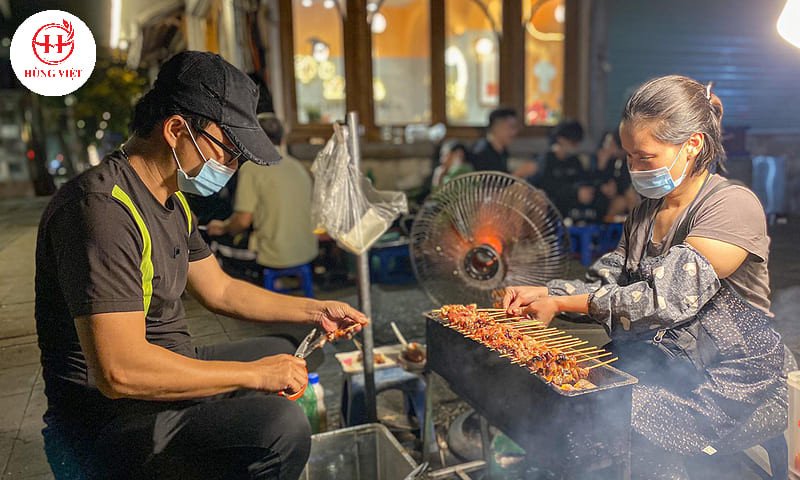 Kinh doanh thịt xiên nướng vỉa hè đầy hứa hẹn