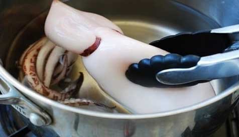Kỹ thuật chần sơ mực và sốc nhiệt đá lạnh giúp mực dai giòn và không ra nước khi xào