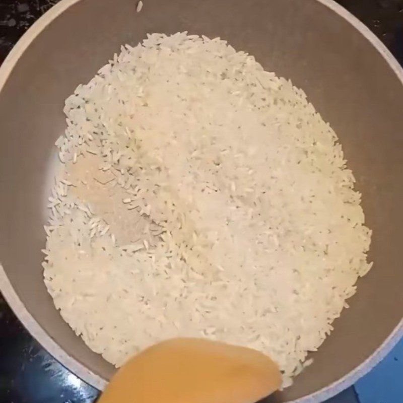 Kỹ thuật rang gạo vàng đều trên chảo