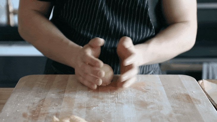 Kỹ thuật se tròn bột giúp vỏ bánh hamburger mịn màng