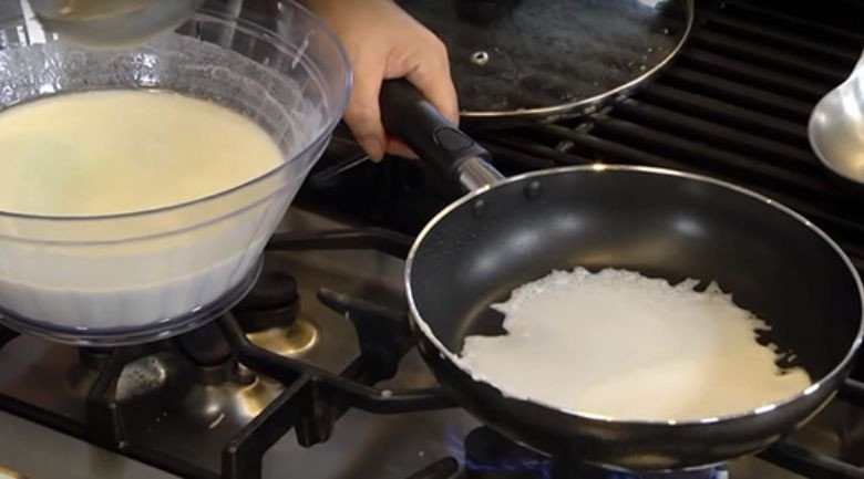 Kỹ thuật tráng bánh cuốn bằng bột gạo trên chảo chống dính