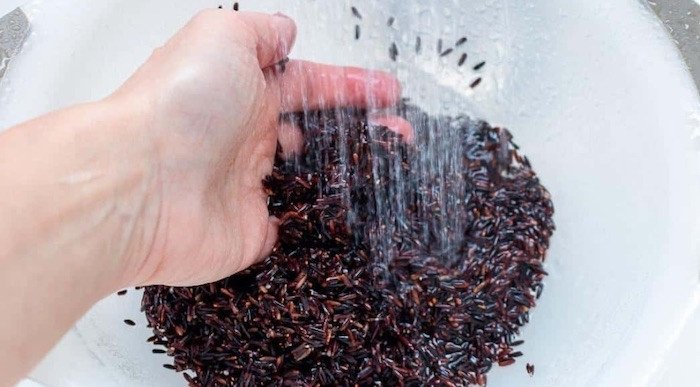 Kỹ thuật vo nếp cẩm đúng cách giữ trọn dinh dưỡng