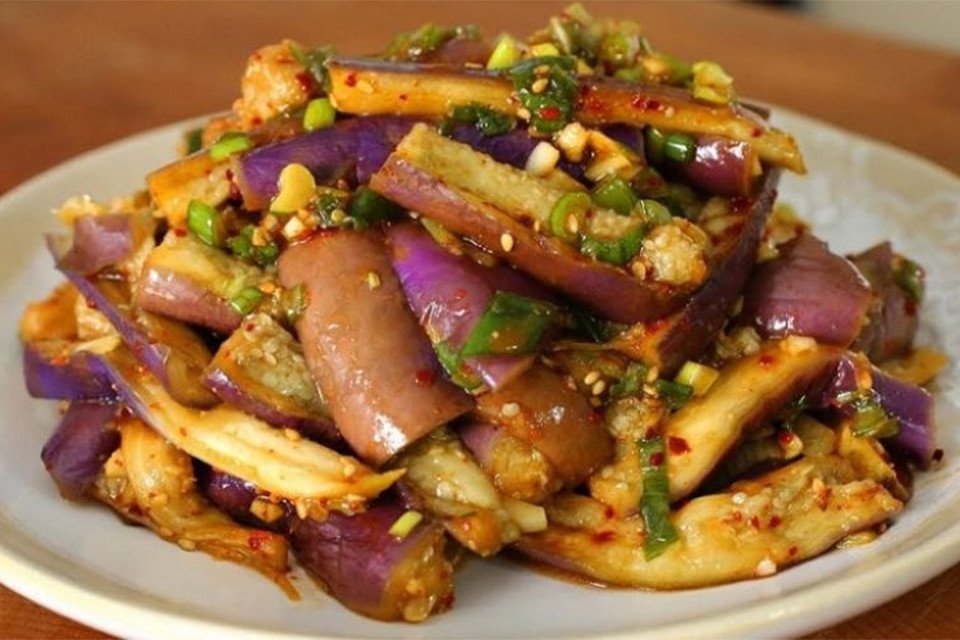 Kỹ thuật xào cà tím với lá lốt trên chảo