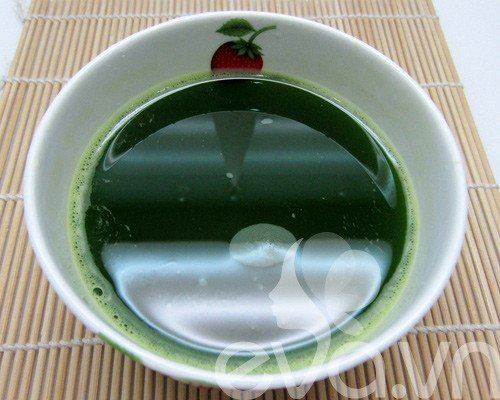 Lá dứa được cắt nhỏ và xay để lấy nước cốt chuẩn bị cho cách nấu cháo lá dứa