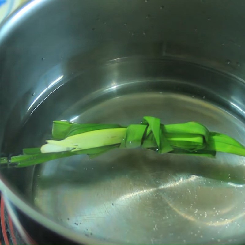 Lá dứa được nấu trong nước