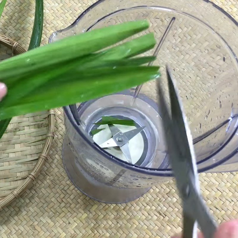 Lá dứa tươi xanh sau khi rửa sạch, sẵn sàng để xay lấy nước cốt