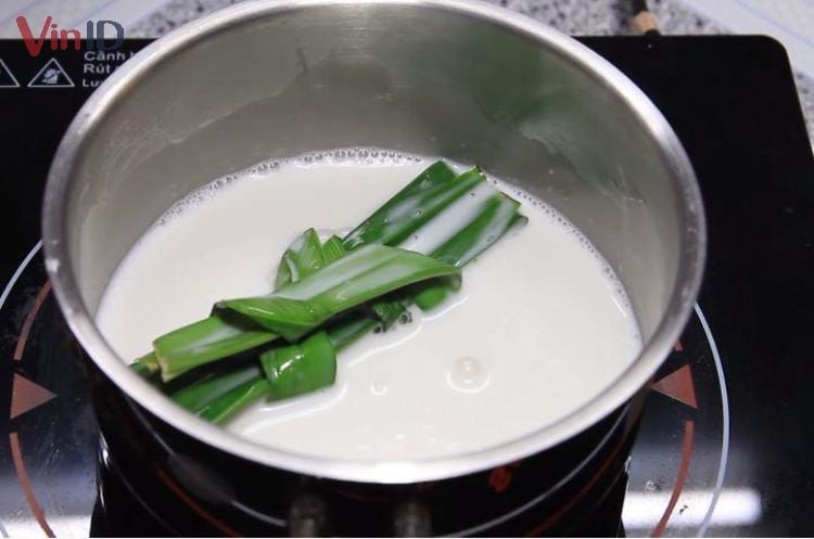 Lá dứa và hành tím dùng để tạo mùi thơm cho nước cốt dừa