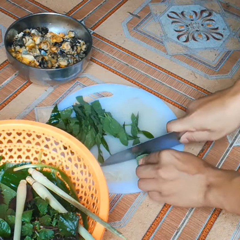Lá lốt tươi xanh được cắt lát vừa phải, chuẩn bị xào ốc