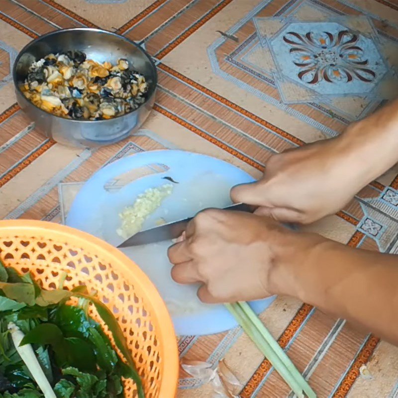 Lá tía tô thái nhỏ, mang hương thơm đặc trưng cho món ốc xào