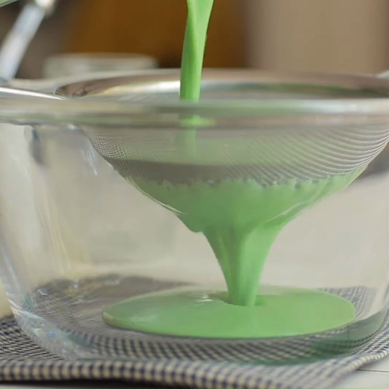 Làm bột bánh crepe lá dứa