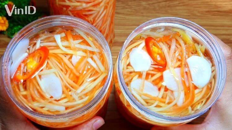 Làm đồ chua cà rốt và đu đủ ăn kèm với bánh khọt miền Trung
