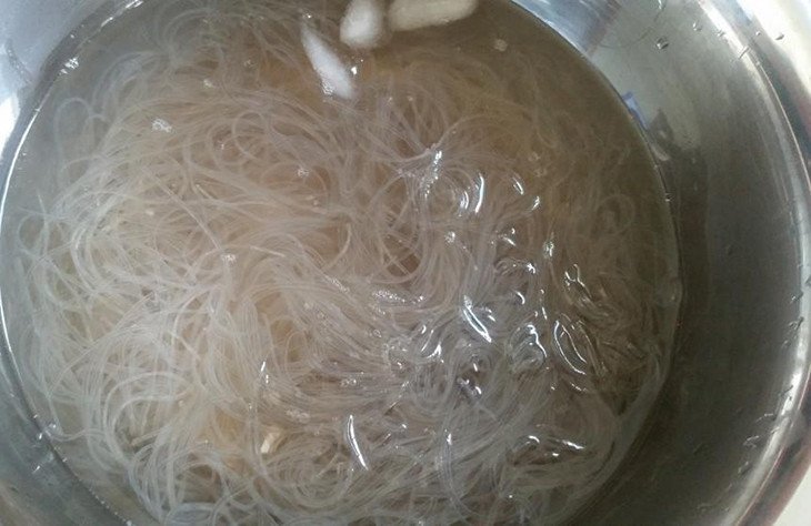 làm nguội miến bằng nước đá