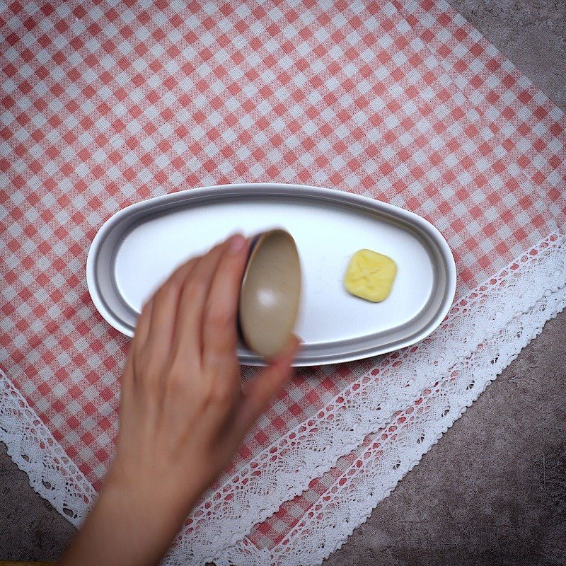 Làm nóng khuôn trước khi nướng bánh bò