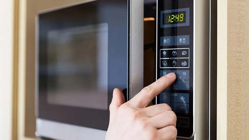 Làm nóng sáp wax lông bằng lò vi sóng nhanh chóng