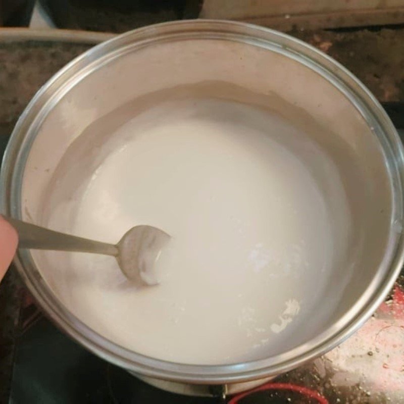 Làm nước cốt dừa ăn kèm bánh chuối hấp