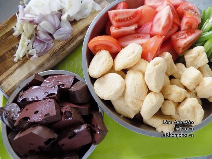 Làm phần riêu thịt trứng cho bún riêu thịt