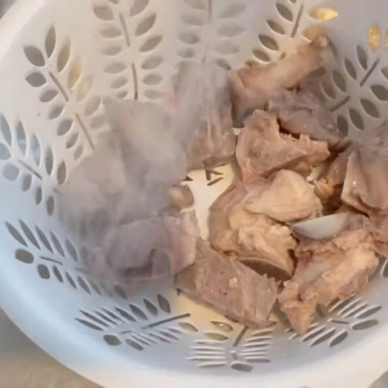 Làm sạch giò heo trước khi chế biến món bún riêu