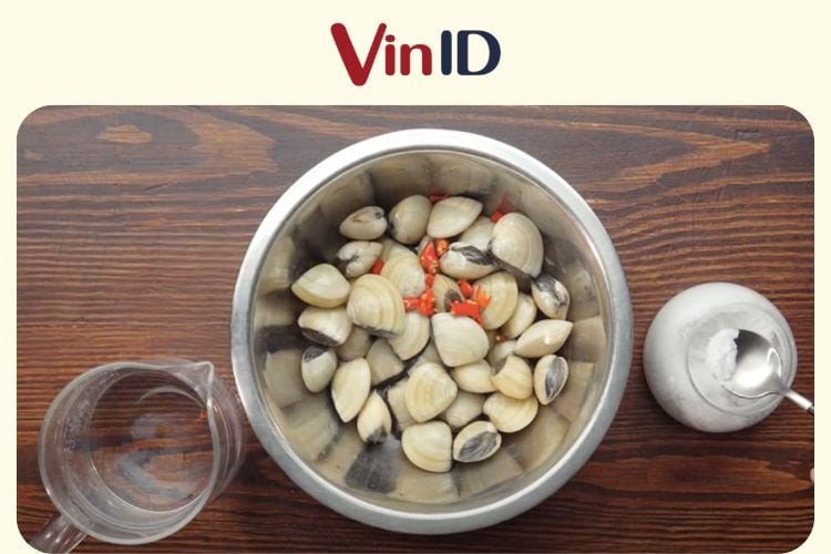 Làm sạch nghêu với muối và ớt giúp nhả cát nhanh
