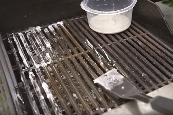 Làm sạch vết cháy bằng baking soda