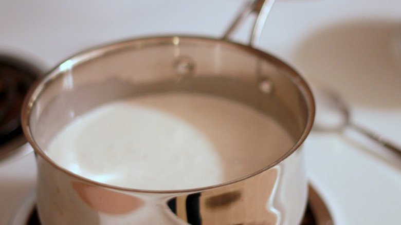 Làm sữa dừa cho món chè dừa dầm