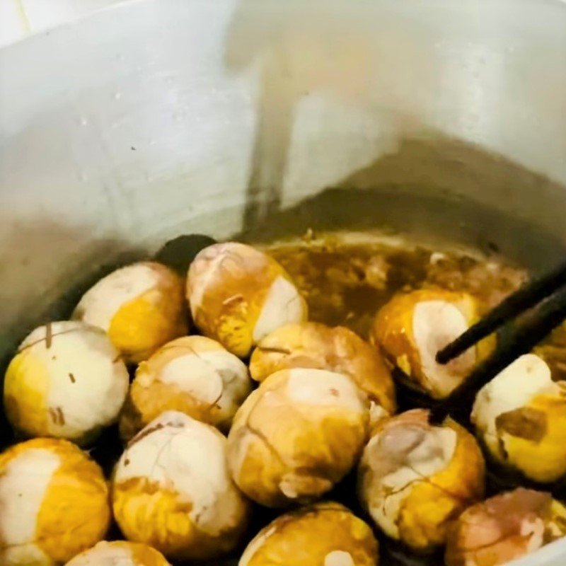 Làm trứng vịt lộn um bầu theo công thức truyền thống