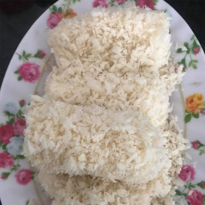 Lăn bánh qua bột chiên xù để tạo lớp vỏ giòn cho bánh sữa tươi chiên