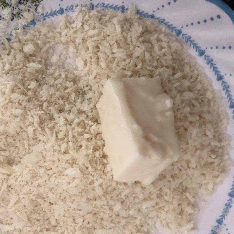 Lăn bánh sữa qua bột chiên xù để tạo lớp vỏ giòn