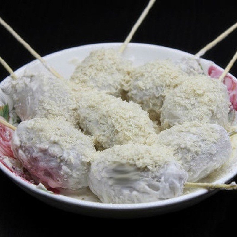 Lăn bột cho khoai môn xiên que chuẩn bị chiên xù