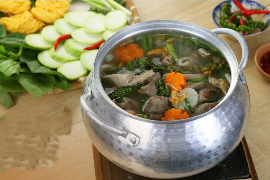 Lẩu bao tử cá ngừ hầm tiêu xanh, món ăn đậm đà hương vị biển