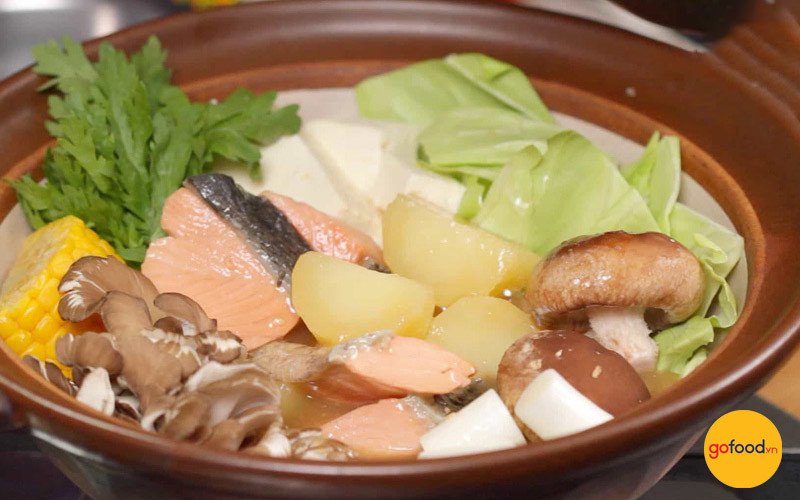 Lẩu cá hồi nấm thanh mát, bổ dưỡng cho cả gia đình