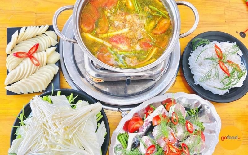 Lẩu cá tầm măng chua nóng hổi với thịt cá dai ngọt và măng chua giòn sần sật