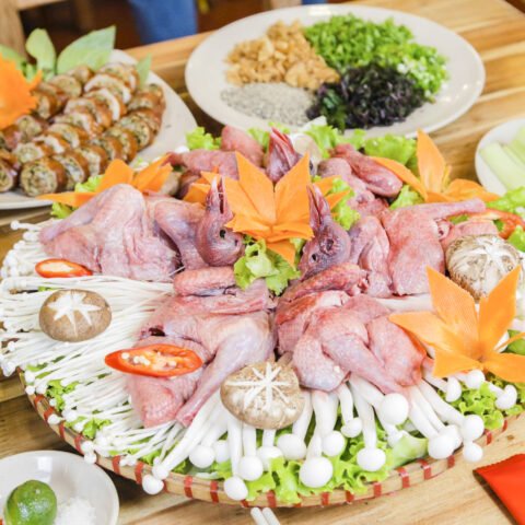 Lẩu cháo chim bồ câu với nấm và rau xanh tươi