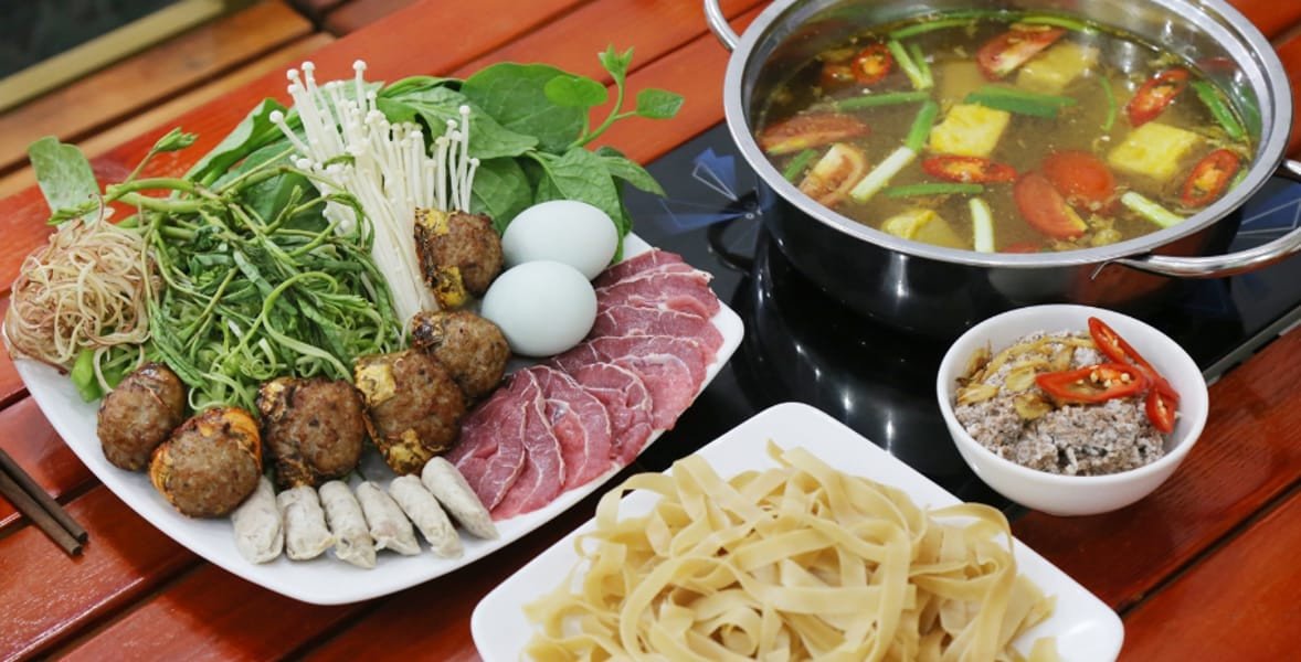 Lẩu cua đồng biến tấu độc đáo cùng hột vịt lộn và các loại rau ăn kèm.