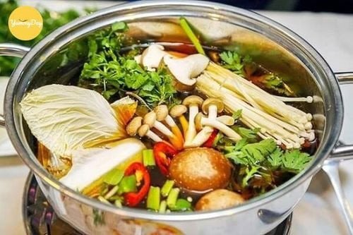 Lẩu gà nấm nóng hổi, thơm ngon, đậm đà hương vị truyền thống.