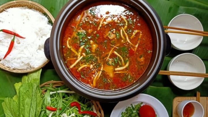 Lẩu gà Thái chua cay nóng hổi sẵn sàng để thưởng thức