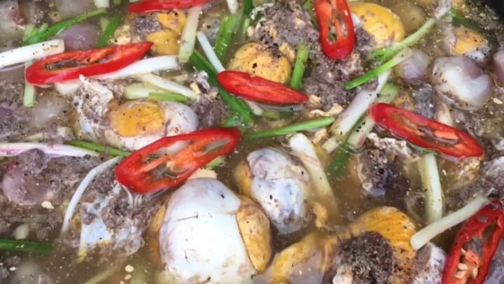 Lẩu hột vịt lộn chua cay hấp dẫn, chuẩn vị nhà làm