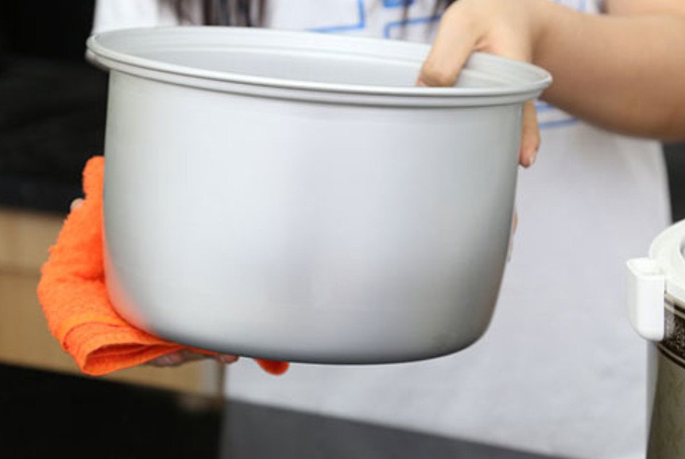 Lau khô lõi nồi cơm trước khi cho vào nồi nấu