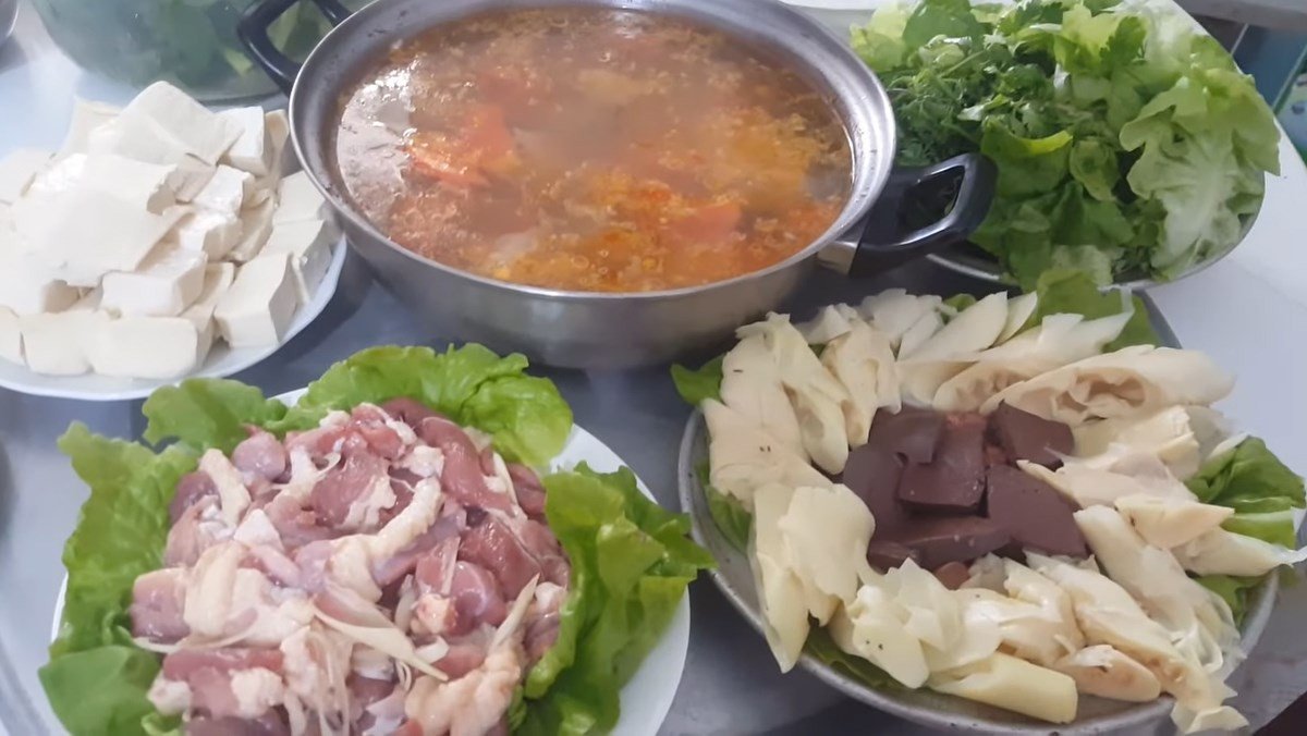 Lẩu ngan thập cẩm nóng hổi đầy hấp dẫn