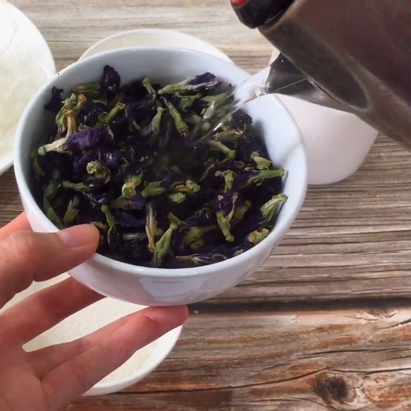 Lấy màu từ hoa đậu biếc để làm rau câu sợi giòn