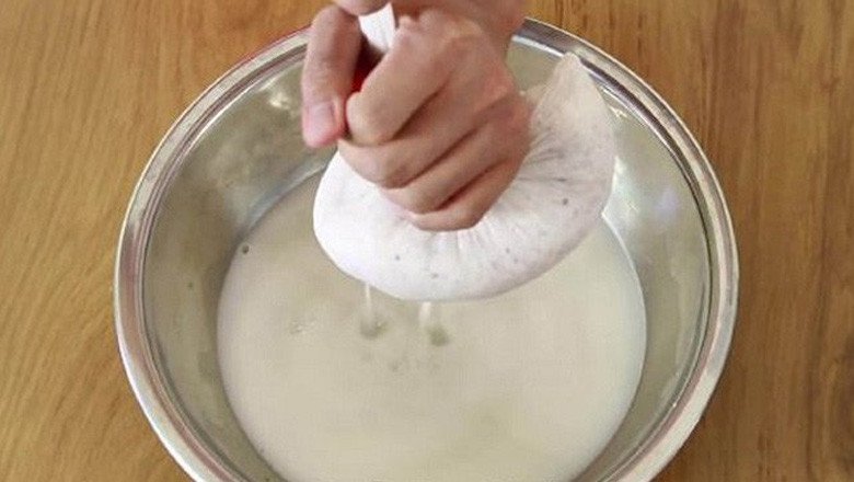 Lấy nước cốt dừa để làm chè dừa dầm