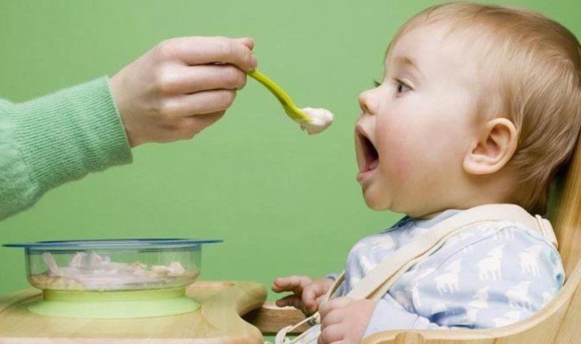 Liều lượng ăn dặm hợp lý cho bé khởi đầu ăn dặm, chỉ 1-3 muỗng mỗi bữa