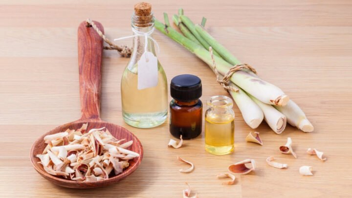 Lọ tinh dầu sả tự nhiên thơm lừng bên cạnh củ sả tươi, tượng trưng cho lợi ích sức khỏe.