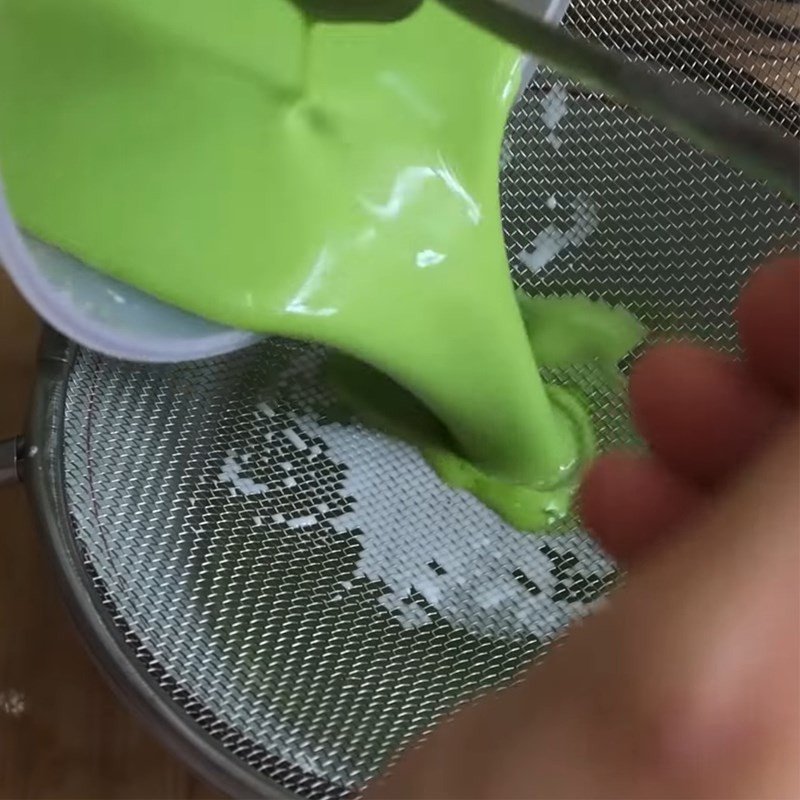 Lọc bột bánh da lợn để đảm bảo độ mịn