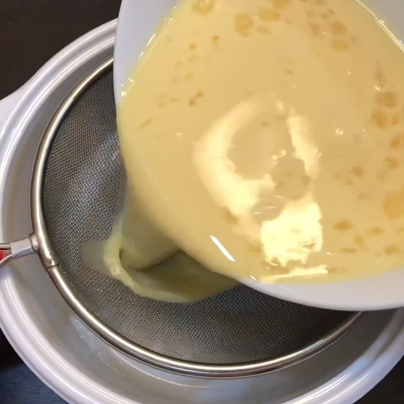 Lọc hỗn hợp trứng sữa qua rây để bánh flan mịn hơn