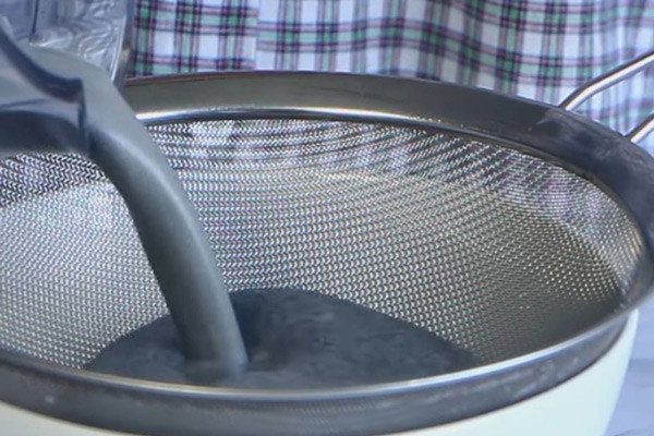 Lọc mịn mè đen sau khi xay để chè mượt