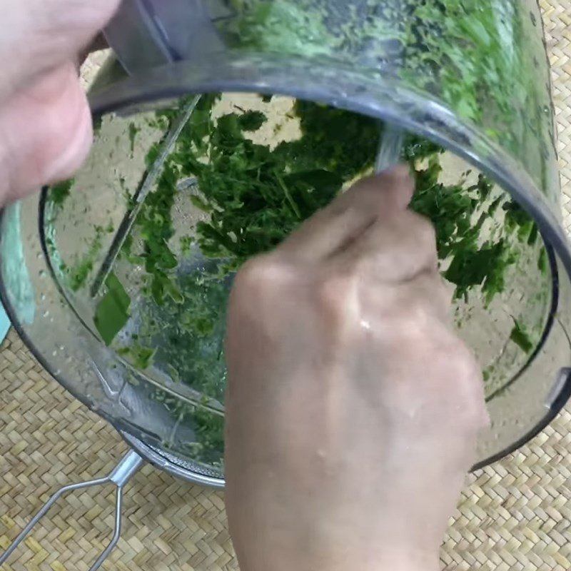 Lọc nước cốt lá dứa qua rây để loại bỏ bã, chuẩn bị nấu chè cốm hạt sen