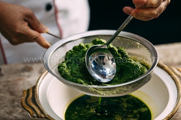 Lọc nước cốt lá dứa tươi để làm bánh đúc lá dứa