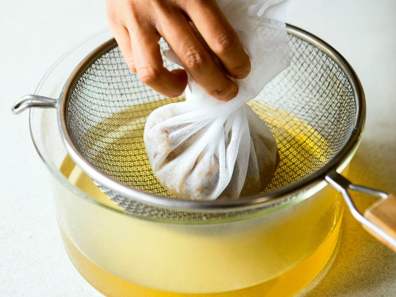 Lọc nước dashi rau củ để có nước dùng trong và bổ dưỡng cho bé