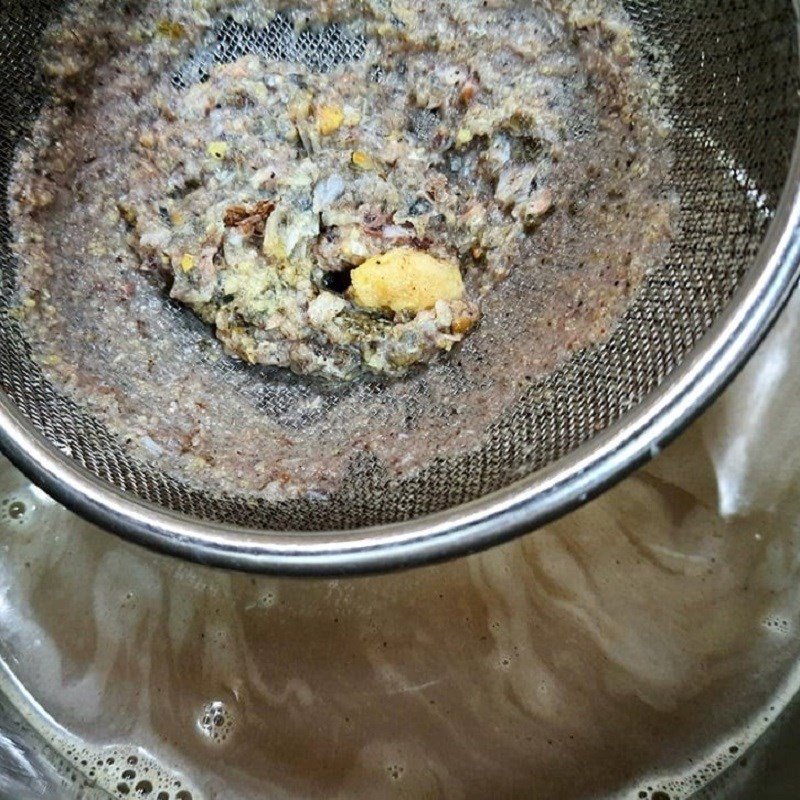 Lọc nước dùng từ xương cá rô qua rây