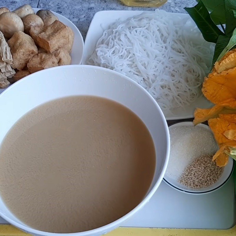 Lọc nước mắm chay kỹ lưỡng để có nước lẩu trong